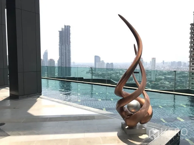 公寓 出租在Sathon, Bangkok - 屋顶无边泳池，配雕塑装置与城市全景。