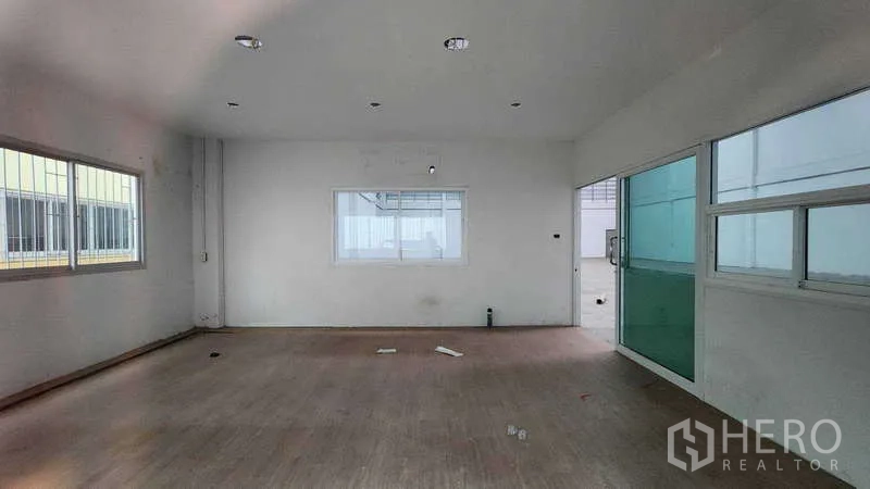 货栈 出租在Ban Phaeo, Samut Sakhon - 明亮的办公室，玻璃隔断提供灵活办公空间。