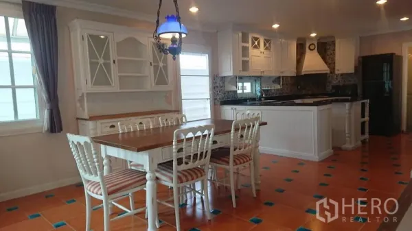 บ้าน ให้เช่าในMueang Samut Prakan, Samut Prakan - โซนทานอาหารติดครัวเปิด ตู้สีขาว ไอส์แลนด์ พื้นกระเบื้องสีอิฐ และโคมแขวน