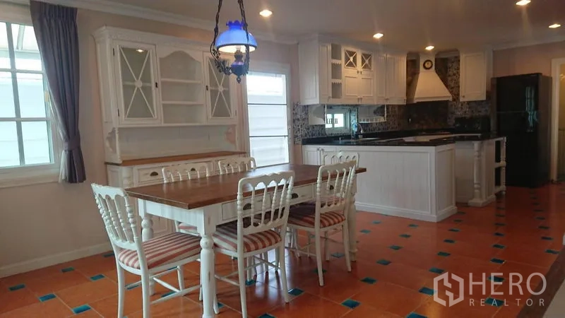 บ้าน ให้เช่าในMueang Samut Prakan, Samut Prakan - โซนทานอาหารติดครัวเปิด ตู้สีขาว ไอส์แลนด์ พื้นกระเบื้องสีอิฐ และโคมแขวน