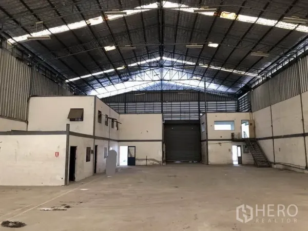 คลังสินค้า ให้เช่าในSuan Luang, Bangkok - พื้นเก็บของโล่งกว้าง เผชิญหน้าพื้นที่โหลดสินค้าและบล็อกออฟฟิศ