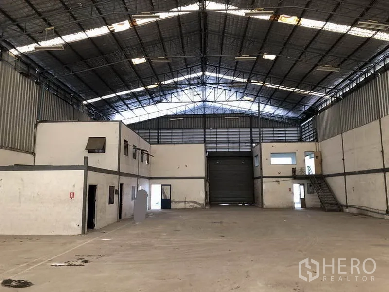 คลังสินค้า ให้เช่าในSuan Luang, Bangkok - พื้นเก็บของโล่งกว้าง เผชิญหน้าพื้นที่โหลดสินค้าและบล็อกออฟฟิศ