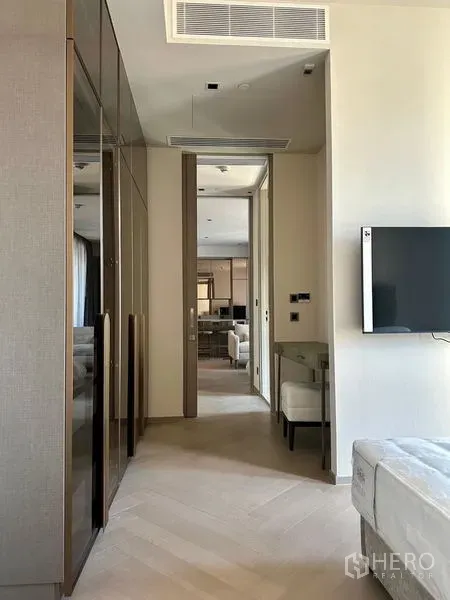 公寓 出租 - 卧室走廊，镜面衣柜、壁挂电视与小书桌