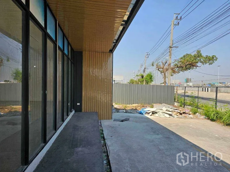 带办公室的家 出租在Prawet, Bangkok - 沿玻璃立面的侧边通道，临道路与电线杆。