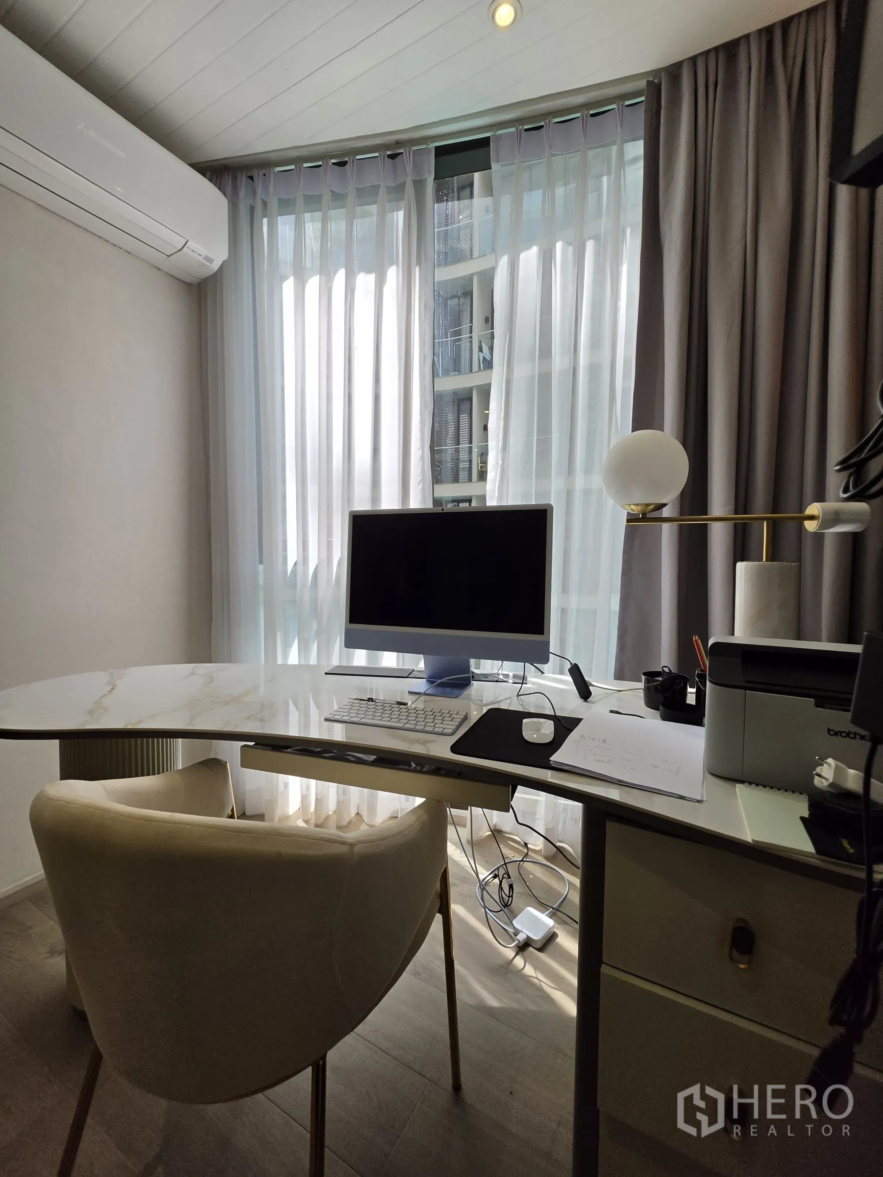 คอนโด for rent in Khlong Toei, Bangkok - โต๊ะทำงานท็อปหินอ่อนโค้งกับเก้าอี้หันรับแสงจากหน้าต่าง