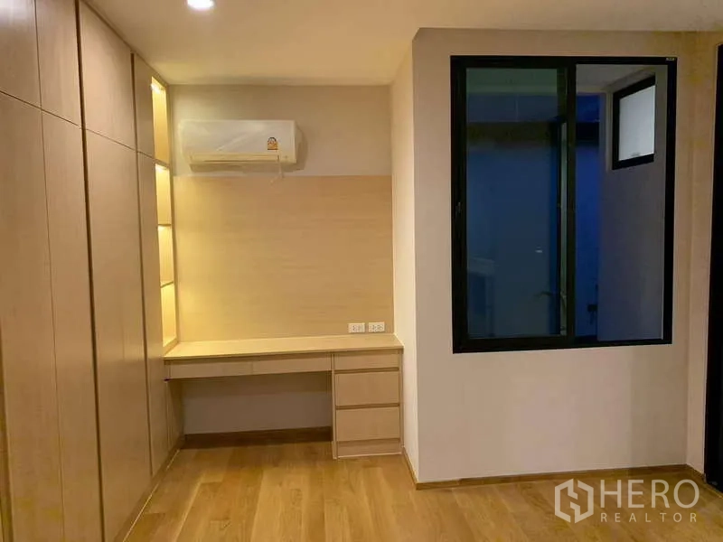 ทาวน์เฮาส์ ให้เช่าหรือขายในSaphan Sung, Bangkok - มุมทำงานพร้อมโต๊ะบิวท์อิน ลิ้นชัก และหน้าต่างรับแสง