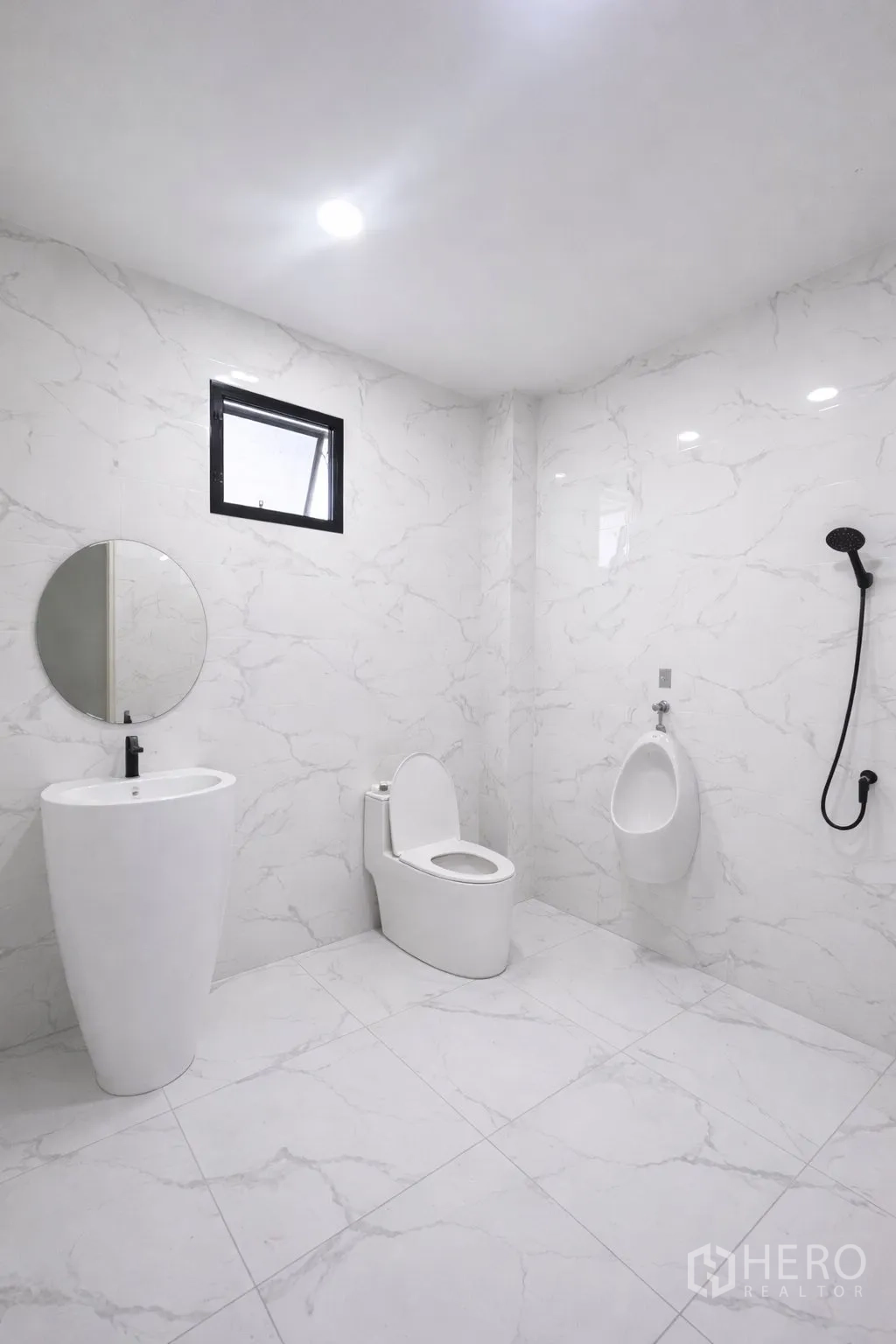 โรงงาน for rent in Krathum Baen, Samut Sakhon - ห้องน้ำชายสะอาด มีอ่างล้างหน้า โถส้วม โถปัสสาวะ และฝักบัว