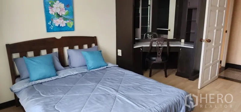 公寓 出售在Watthana, Bangkok - 卧室另一角度，展示床铺与带椅子的书桌/梳妆台。