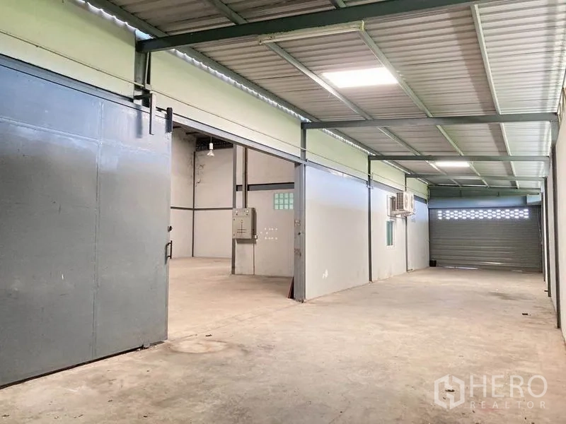 คลังสินค้า ให้เช่าในBang Phli, Samut Prakan - โซนเก็บของเพิ่มเติม หลังคาเมทัลชีท ประตูเลื่อน และเครื่องปรับอากาศติดผนัง
