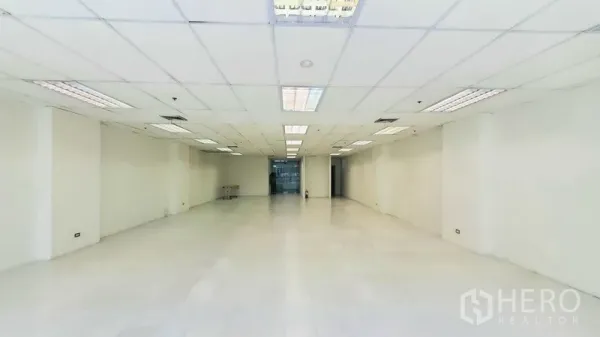 สำนักงาน ให้เช่าในKhlong Toei, Bangkok - พื้นที่สำนักงานทรงสี่เหลี่ยม พื้นกระเบื้อง ทางเข้ากระจกด้านในสุด