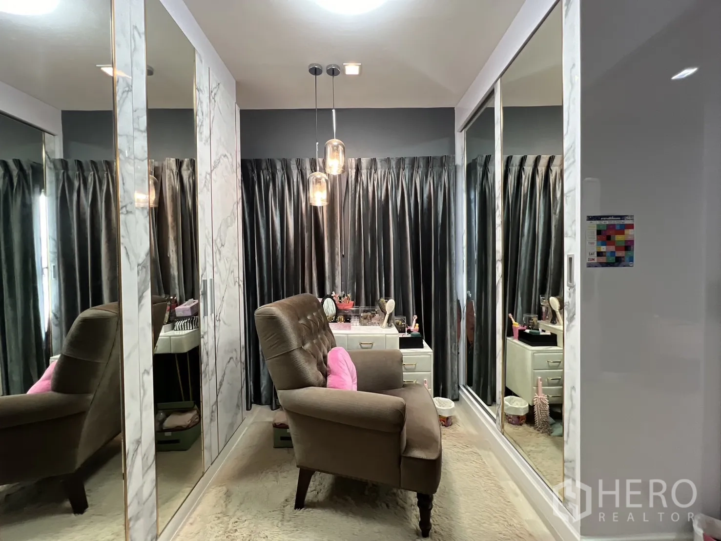 บ้าน ให้เช่าหรือขายในLat Krabang, Bangkok - ห้องแต่งตัวพร้อมโต๊ะเครื่องแป้ง โคมแขวน และเก้าอี้บุนวม