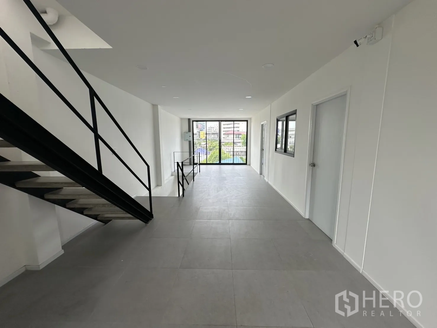 带办公室的家 出租或出售在Bang Na, Bangkok - 明亮走道，瓷砖地面与黑色扶手