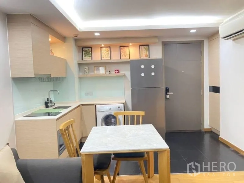 คอนโด ให้เช่าในWatthana, Bangkok - มุมมองจากทางเข้า ครัวเปิดพร้อมโต๊ะอาหาร ตู้เย็น และเครื่องซักผ้า