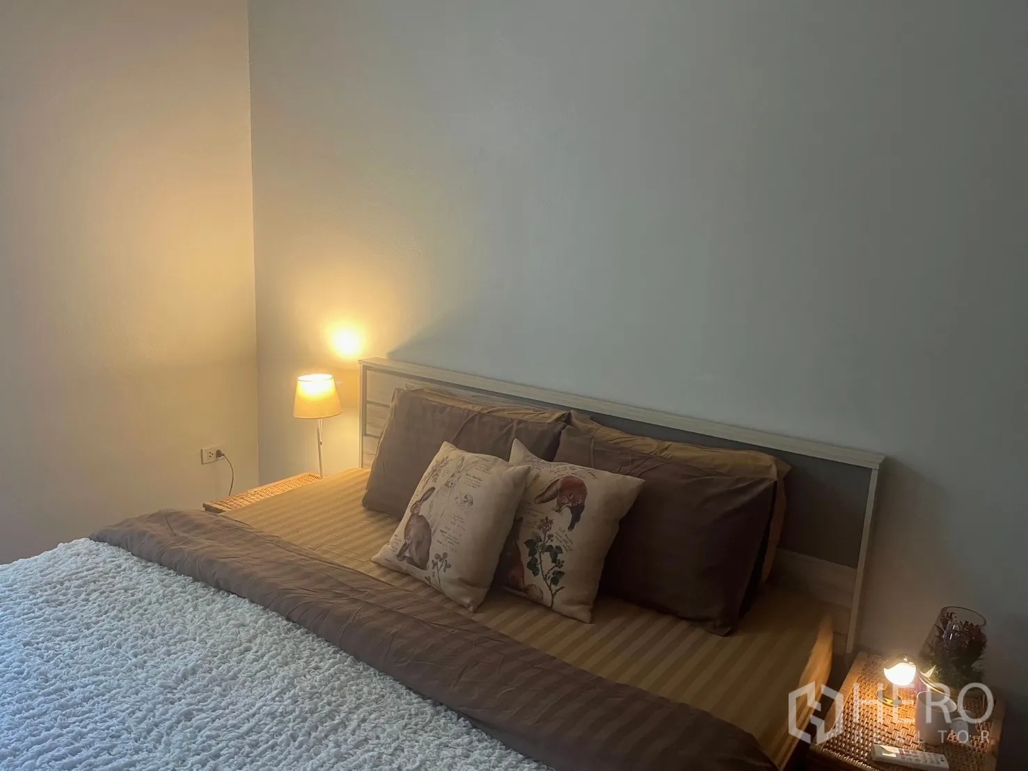 Shophouse for rent in Bang Rak, Bangkok - Another bedroom angle showing bed, bedside lamps, and clean walls.