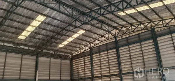 货栈 出租在Khlong Luang, Pathum Thani - 高挑钢结构与通风墙板的装卸区。