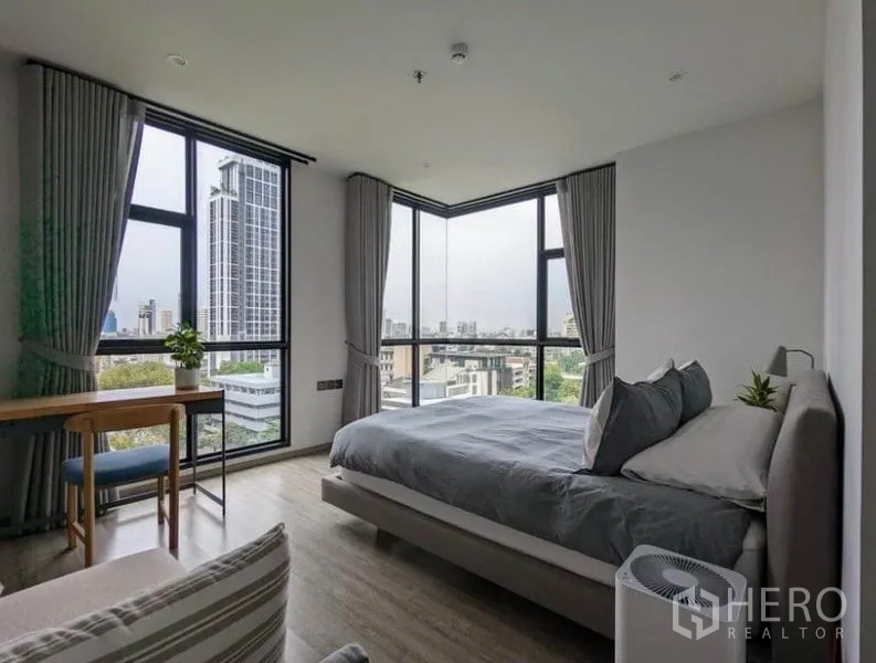 คอนโด ให้เช่าในWatthana, Bangkok - ห้องนอนหลักมีหน้าต่างกระจกมุม รับวิวเส้นขอบฟ้า