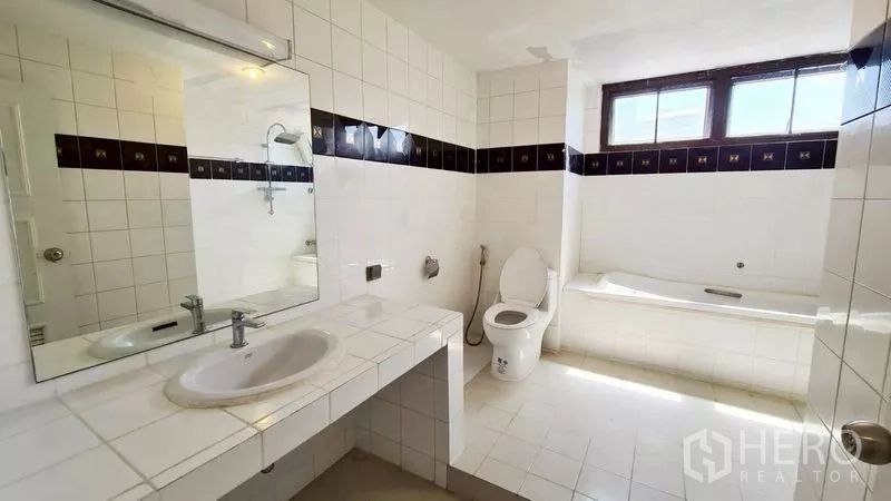 คอนโด ให้เช่าในWatthana, Bangkok - ห้องน้ำสว่างพร้อมอ่างอาบน้ำ กระจกบานใหญ่ หน้าต่าง และผนังกระเบื้อง