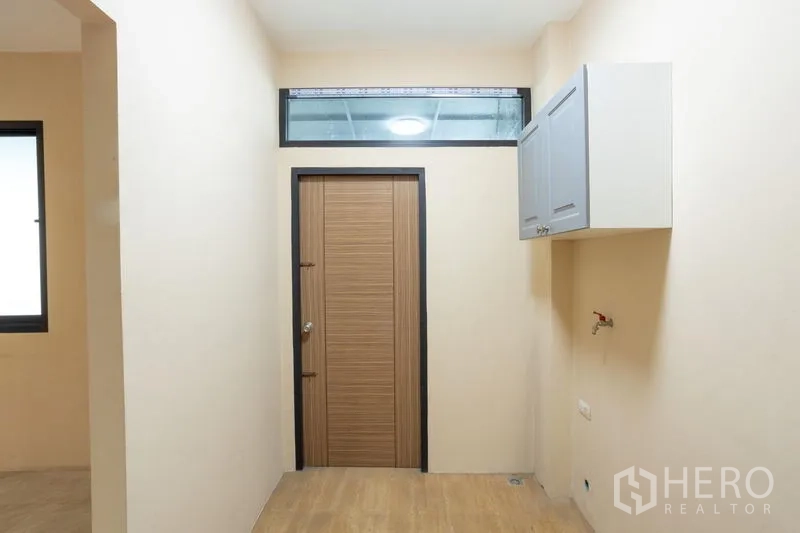 สำนักงานที่บ้าน ให้เช่าในBang Khen, Bangkok - ห้องซักล้างขนาดกะทัดรัด มีตู้แขวน ประตูไม้ และจุดต่อท่อน้ำ