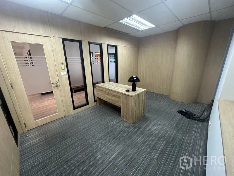 办公空间 出租在Khlong Toei, Bangkok - 木饰面行政办公室，配办公桌、地毯与竖向玻璃