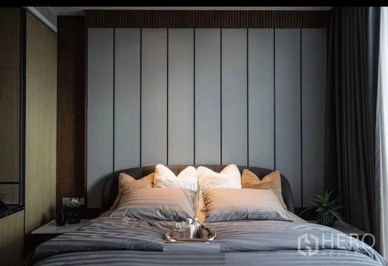 公寓 出租在Khlong Toei, Bangkok - 卧室软包床头与舒适寝具。