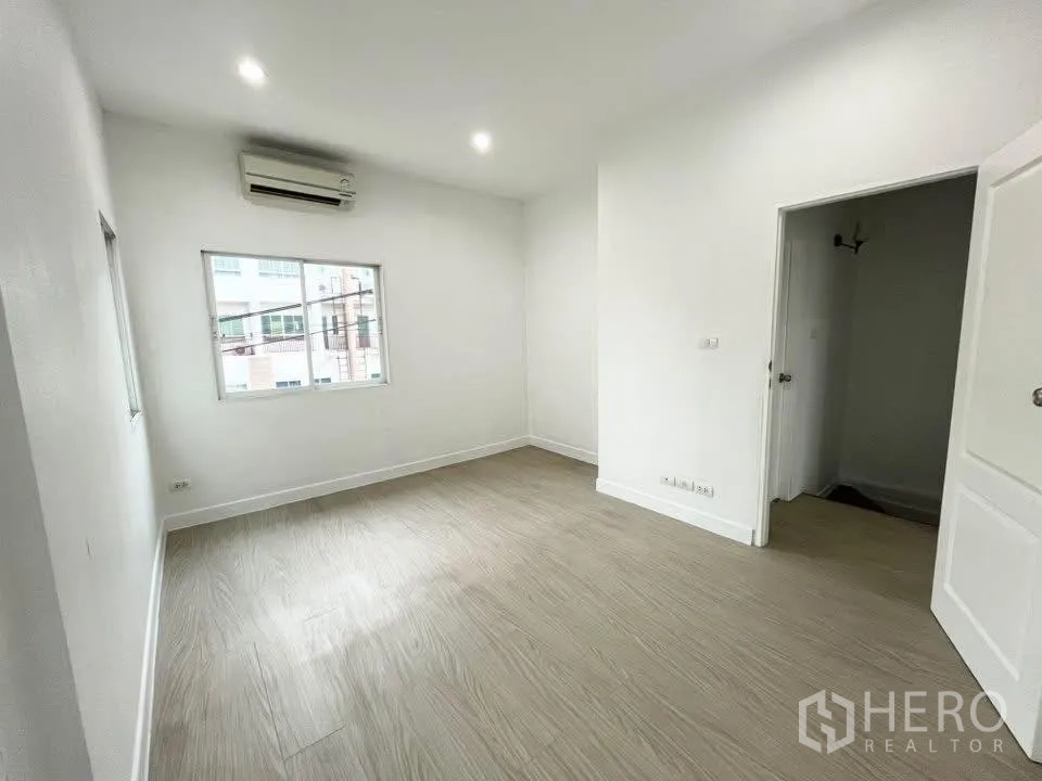 Home Office for rent in Bueng Kum, Bangkok - Second bedroom with wood-look floor, AC and natural light