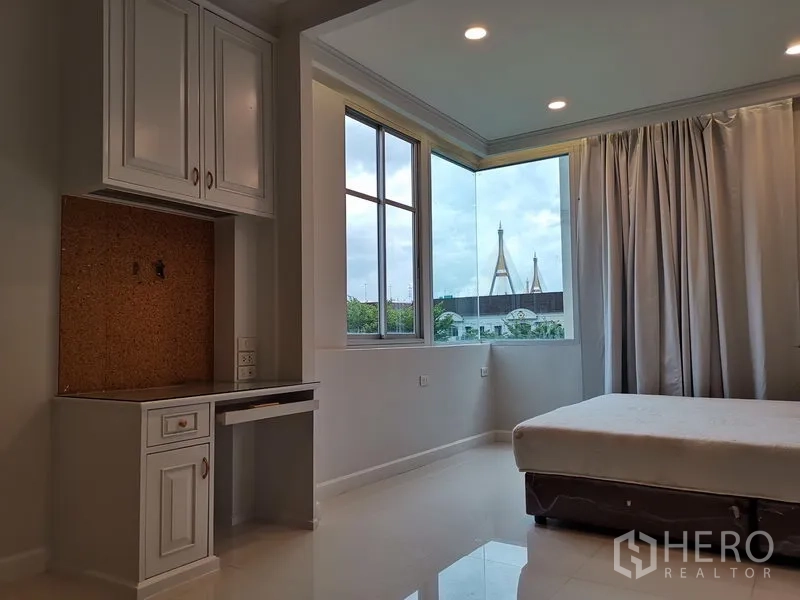 ทาวน์เฮาส์ ให้เช่าในYan Nawa, Bangkok - ห้องนอนพร้อมโต๊ะทำงานและตู้บิลท์อิน หน้าต่างมุมกว้างเห็นวิวสะพานภูมิพล