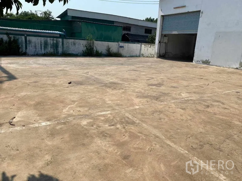 Factory for rent or sale in Bang Phli, Samut Prakan - Expansive concrete yard in front of the factory, ideal for truck parking and maneuvering.