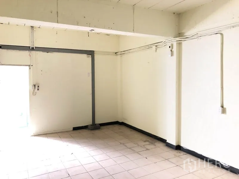 สำนักงานที่บ้าน ให้เช่าหรือขายในHuai Khwang, Bangkok - ห้องอเนกประสงค์สว่าง พื้นกระเบื้องเล็ก และเดินท่อไฟฟ้าแบบลอย พร้อมปรับปรุง