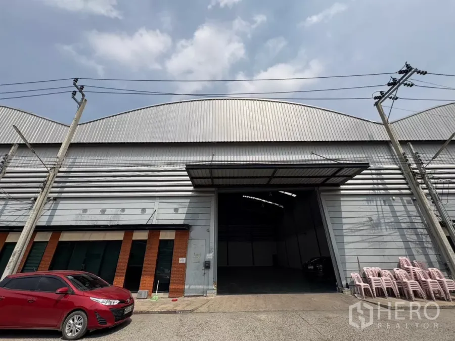 คลังสินค้า ให้เช่าในBang Phli, Samut Prakan - มุมมองด้านหน้าโกดังผนังเมทัลชีท ประตูม้วนขนาดใหญ่และที่จอดรถ ในบางพลี