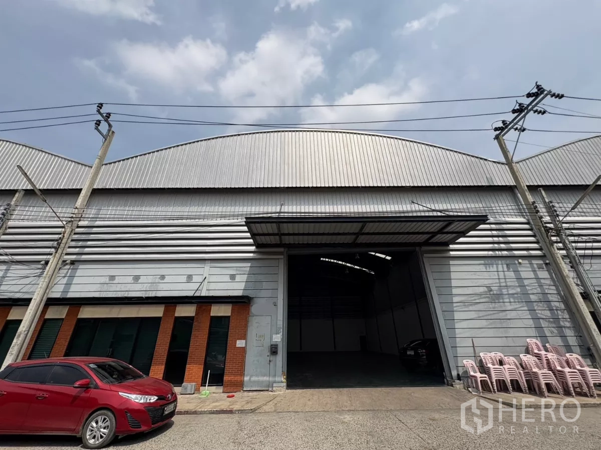 คลังสินค้า ให้เช่าในBang Phli, Samut Prakan - มุมมองด้านหน้าโกดังผนังเมทัลชีท ประตูม้วนขนาดใหญ่และที่จอดรถ ในบางพลี