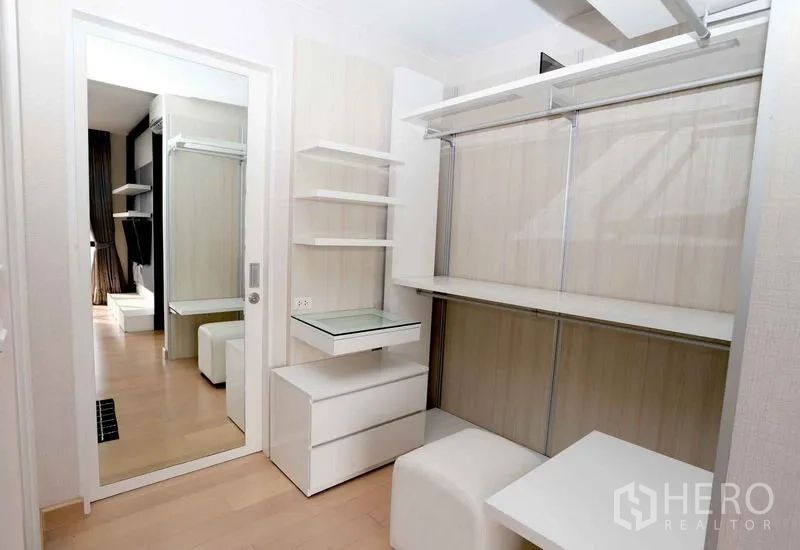 คอนโด ให้เช่าในKhlong San, Bangkok - มุมแต่งตัวพร้อมกระจกเต็มตัว ชั้นวาง และตู้เสื้อผ้าแบบเปิด