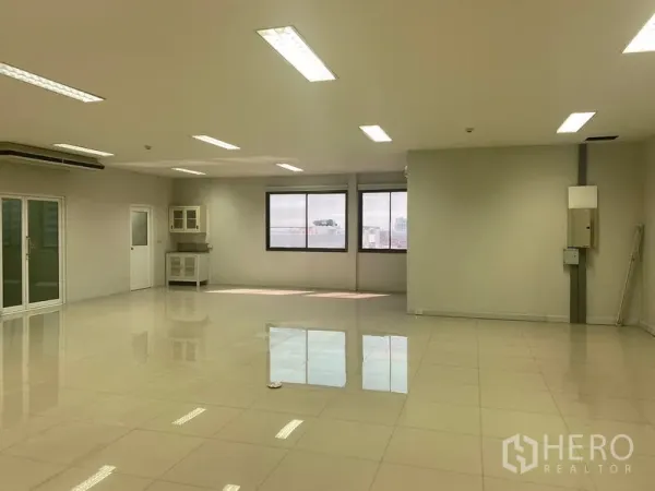 สำนักงาน ให้เช่าในBang Na, Bangkok - สำนักงานเปิดโล่ง วิวเมืองจากหน้าต่าง แพนทรีมุมห้อง และแสงสว่างทั่วถึง