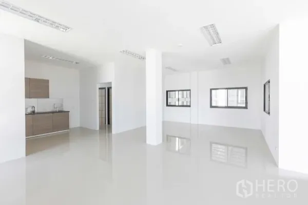Warehouse for rent in Bang Bo, Samut Prakan - Bright office space inside the warehouse with pantry, sink, and glossy tiled floor.
