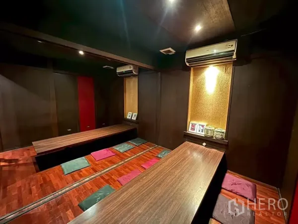 店屋 出租在Watthana, Bangkok - 榻榻米式包间，矮桌与坐垫，木地板。