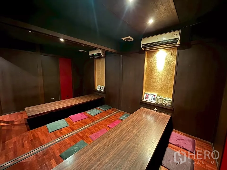 店屋 出租在Watthana, Bangkok - 榻榻米式包间，矮桌与坐垫，木地板。