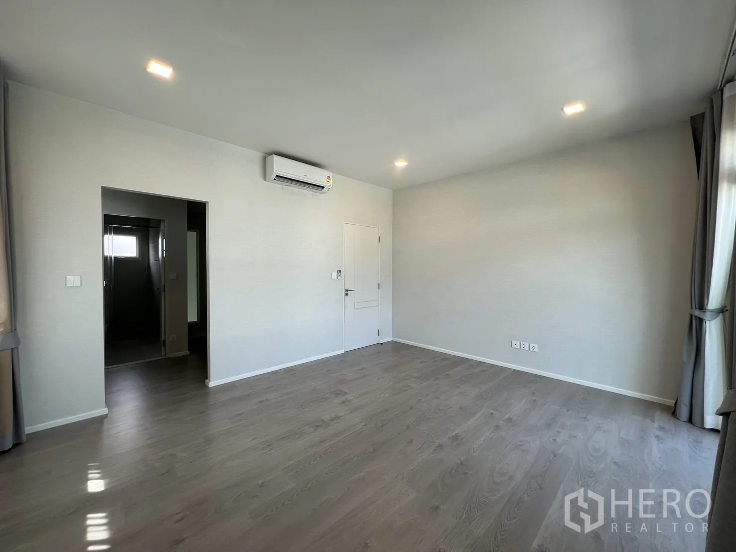 独立式住宅 出租在Prawet, Bangkok - 额外卫生间，设玻璃淋浴、坐便与台盆。