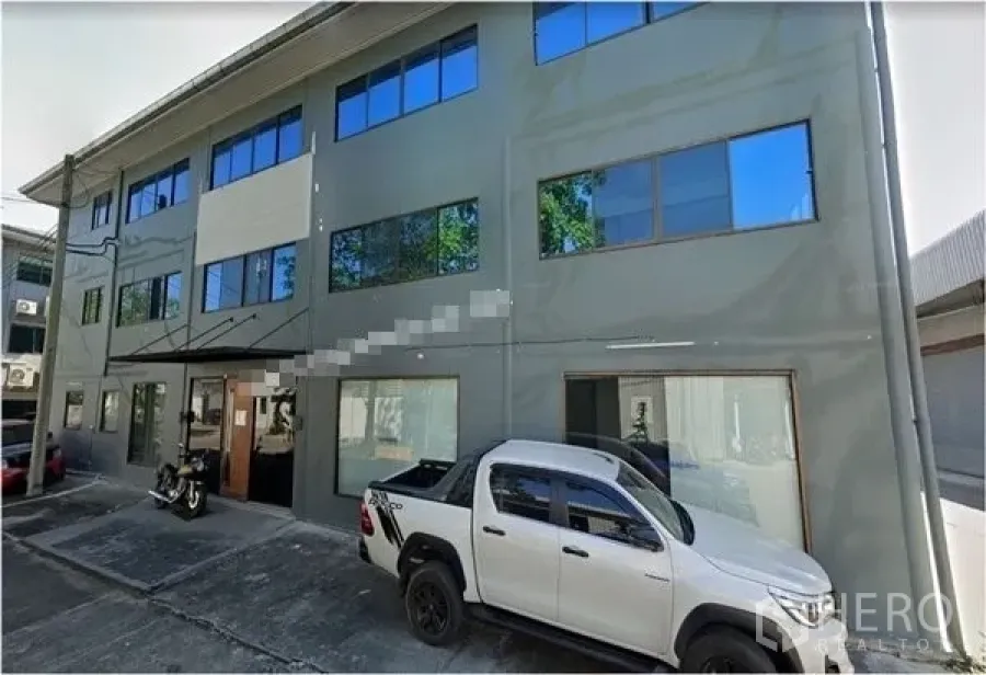 Warehouse for rent in Saphan Sung, Bangkok - Three-storey warehouse and office facade with parking spaces in Saphan Sung, Bangkok.