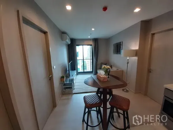 คอนโด ให้เช่าหรือขายในKhlong Toei, Bangkok - ห้องนั่งเล่นและรับประทานอาหารแบบเปิดโล่ง มีโต๊ะกลม โซฟา ทีวี และประตูระเบียง