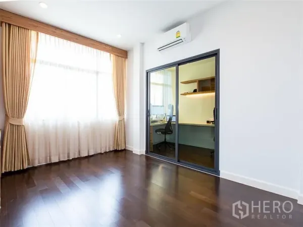 独立式住宅 出租或出售在Prawet, Bangkok - 明亮卧室，推拉玻璃门连接内置书房