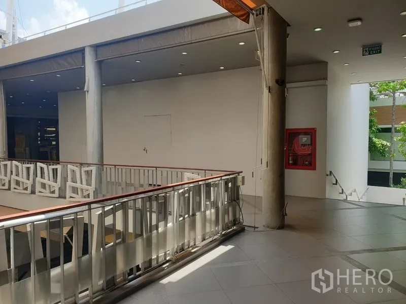 พื้นที่ขายปลีก ให้เช่าในKhlong Toei, Bangkok - โถงชั้นบนของคอมมูนิตี้มอลล์สมัยใหม่ พร้อมราวกันตก บันได และตู้สายฉีดดับเพลิง รับแสงธรรมชาติ