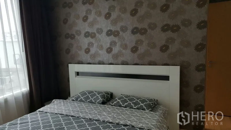 คอนโด ให้เช่าในWatthana, Bangkok - ห้องนอนหลักเตียงคู่ วอลล์เปเปอร์ลายสวย และผ้าม่านโปร่งรับแสงอ่อน