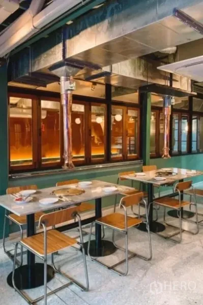 บ้าน ขายในKhlong Toei, Bangkok - โถงรับประทานอาหารภายในบ้าน โต๊ะท็อปหินอ่อน เก้าอี้ไม้ และท่อดูดควันโลหะ