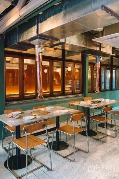 บ้าน ขายในKhlong Toei, Bangkok - โถงรับประทานอาหารภายในบ้าน โต๊ะท็อปหินอ่อน เก้าอี้ไม้ และท่อดูดควันโลหะ