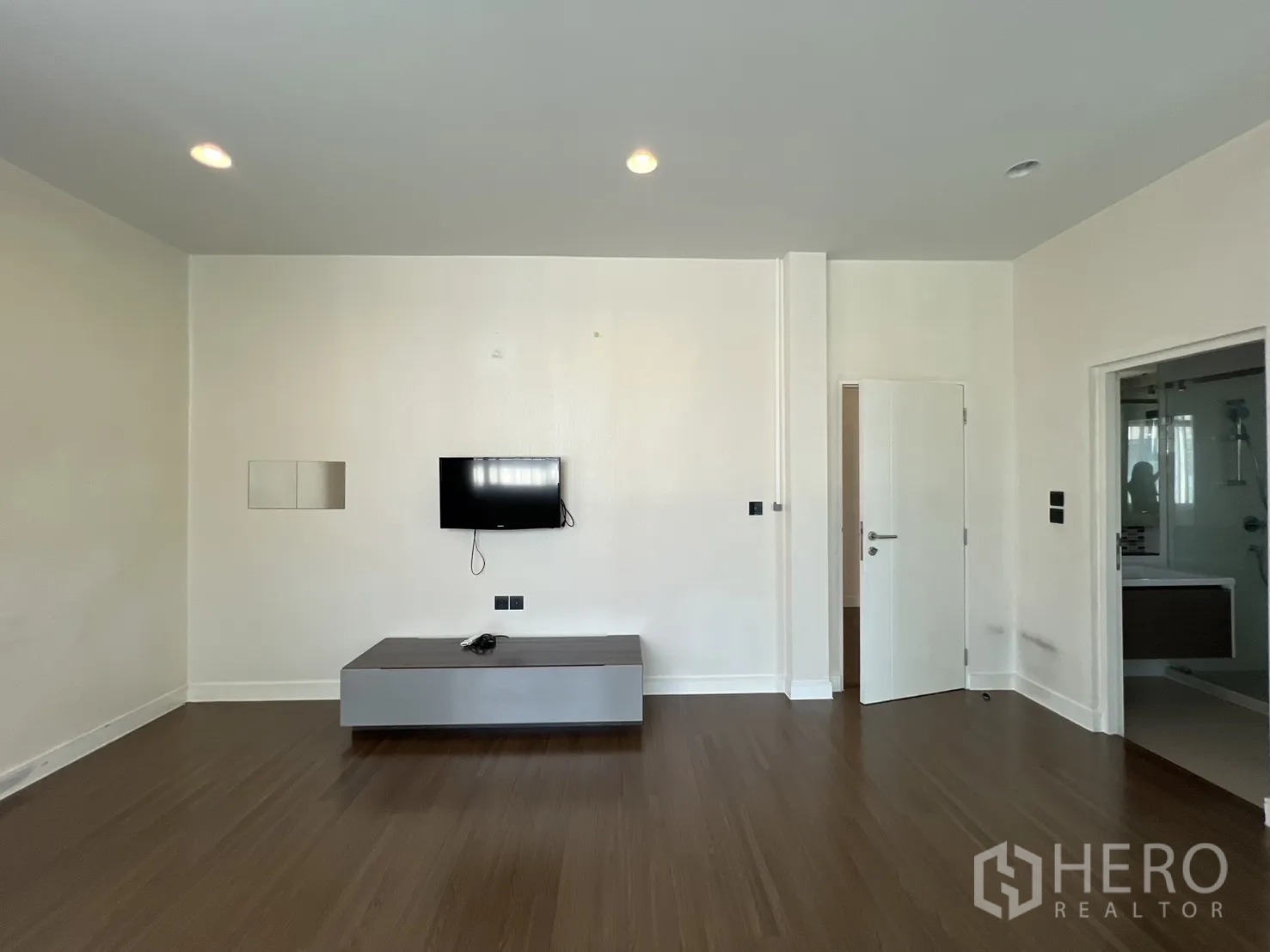 独立式住宅 出售在Bang Kapi, Bangkok - 主卧望向更衣区与套卫。