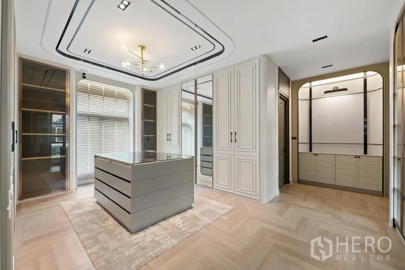 บ้าน ขาย - ห้องแต่งตัวอีกห้อง ตู้กระจกและไอแลนด์กลาง พื้นก้างปลา