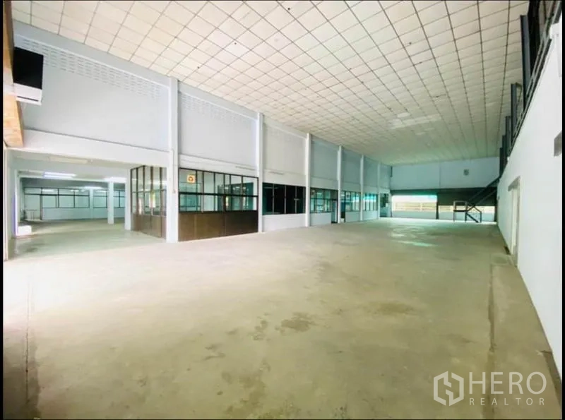 工厂 出租在Sam Phran, Nakhon Pathom - 高挑生产大厅，一侧设玻璃隔断办公室。