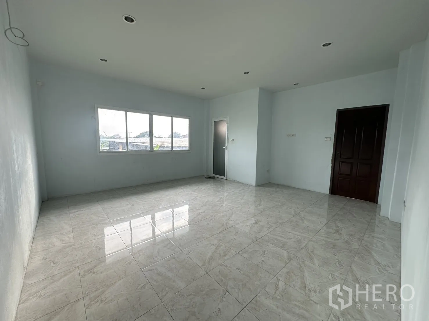 สำนักงานที่บ้าน ให้เช่า - อีกมุมของห้องมุม แสดงหน้าต่างหลายบานและพื้นกระเบื้อง.