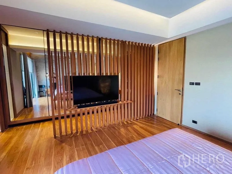 公寓 出租或出售在Watthana, Bangkok - 卧室木格栅隔断内置电视，配镜面衣柜