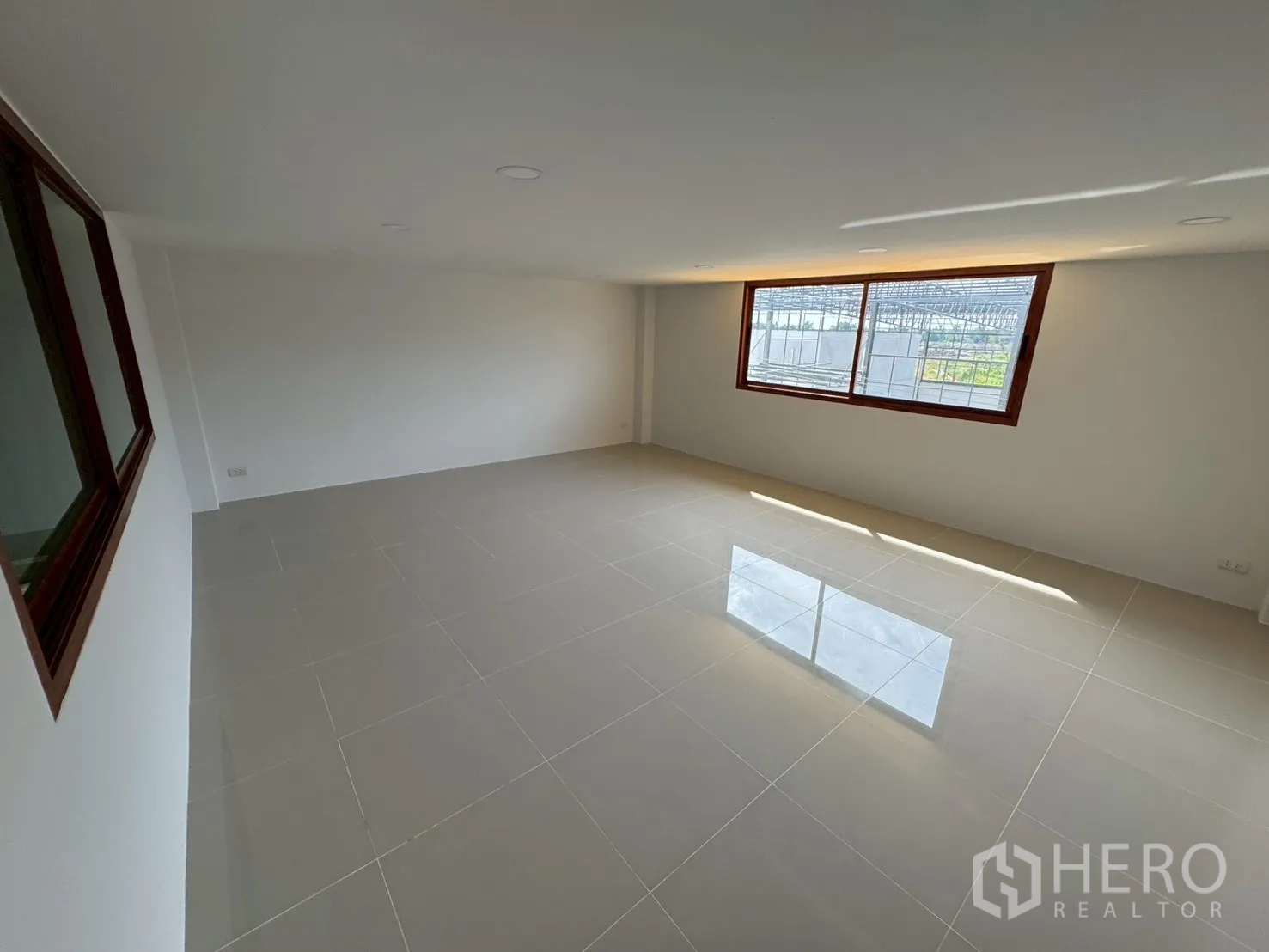 工厂 for sale in Mueang Samut Sakhon, Samut Sakhon - 宽敞的夹层瓷砖房间，设窗户面向院区。