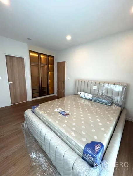 Detached House for rent in Samut Prakan - Modern bedroom with upholstered bed, wood doors and built-in wardrobe.